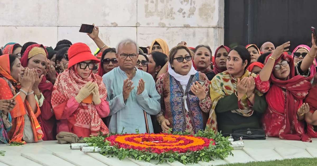 মহিলা দলের প্রতিষ্ঠাবার্ষিকীতে জিয়া-খালেদার সমাধিতে শ্রদ্ধা