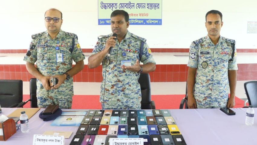বরিশালে ৪০ মোবাইল ও বিকাশের ২২ হাজার টাকা উদ্ধার