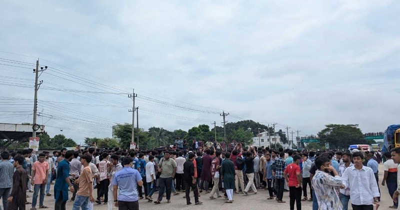 অপ্রতিম হত্যার বিচারের দাবিতে ঢাকা-চট্টগ্রাম মহাসড়ক অবরোধ