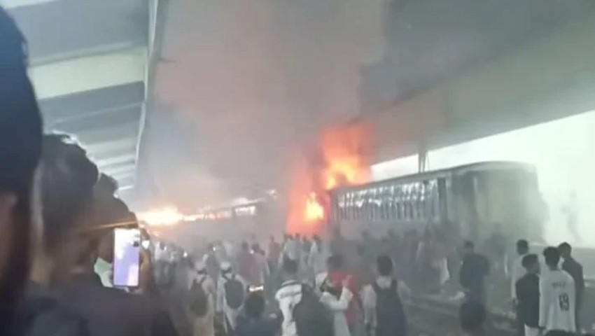 কমলাপুর স্টেশনে দাঁড়িয়ে থাকা ট্রেনের বগিতে আগুন
