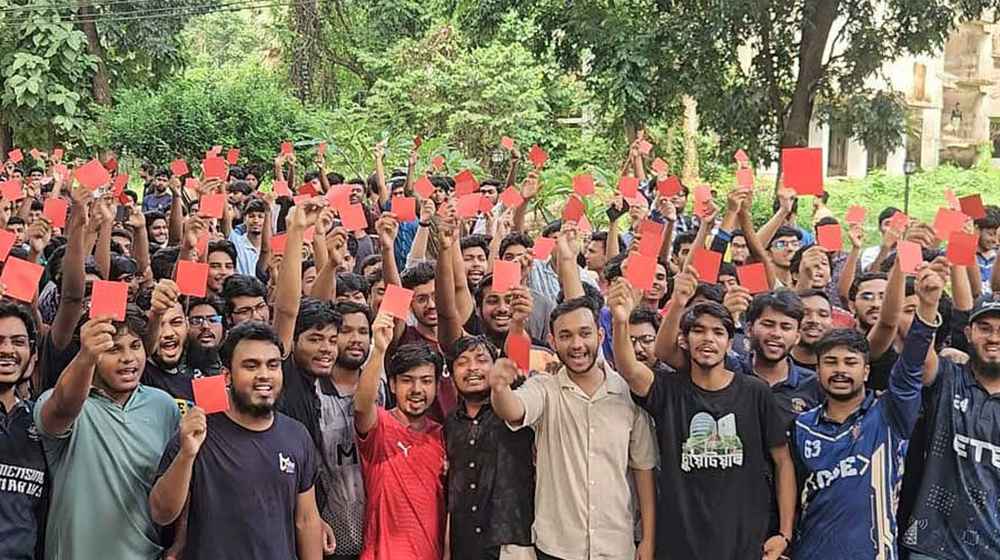 চুয়েটের নতুন ভিসিকে লাল কার্ড দেখিয়ে প্রত্যাখ্যান শিক্ষার্থীদের