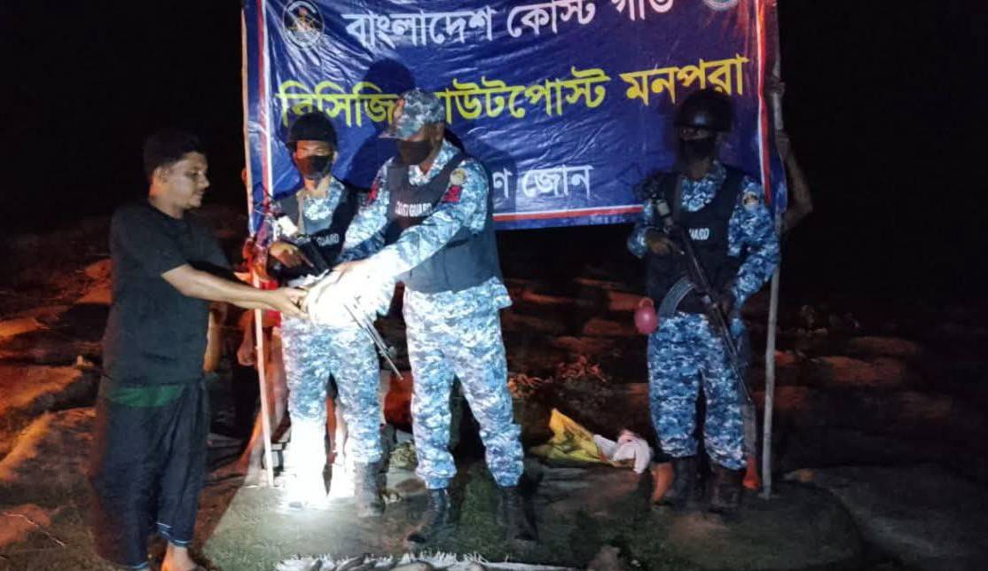 মনপুরায় কোস্ট গার্ডের অভিযান: ৫ লাখ মিটার অবৈধ জাল ধ্বংস, উদ্ধার ৪৬ কেজি মা ইলিশ