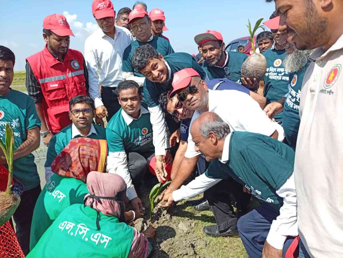 সন্দ্বীপে এক দিনে ৪ হাজার ৫০০ বৃক্ষরোপণ কর্মসূচির উদ্বোধন